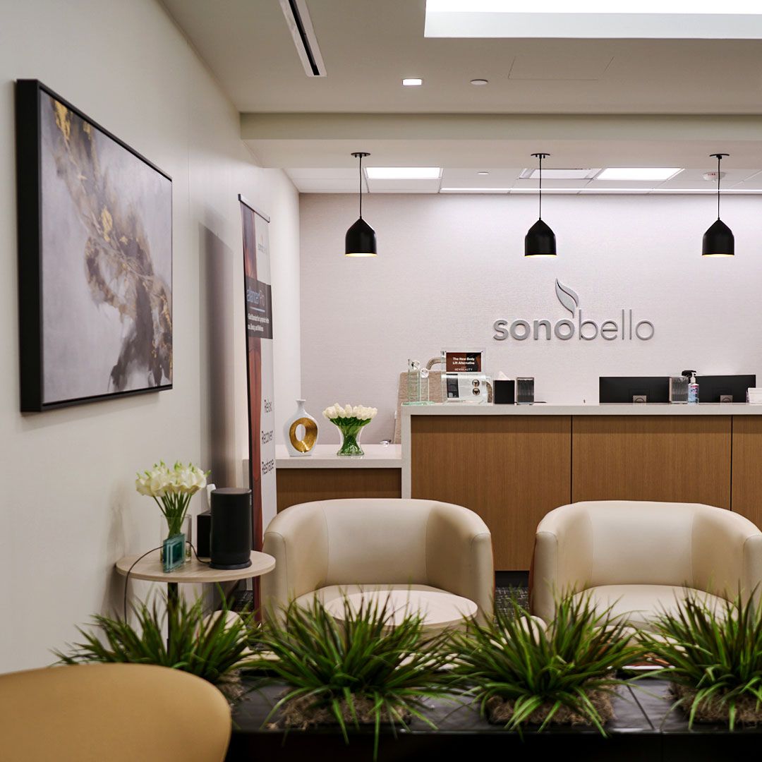 Bright and modern reception area of Sono Bello at Museo Houston, specialists in body contouring and laser liposuction.