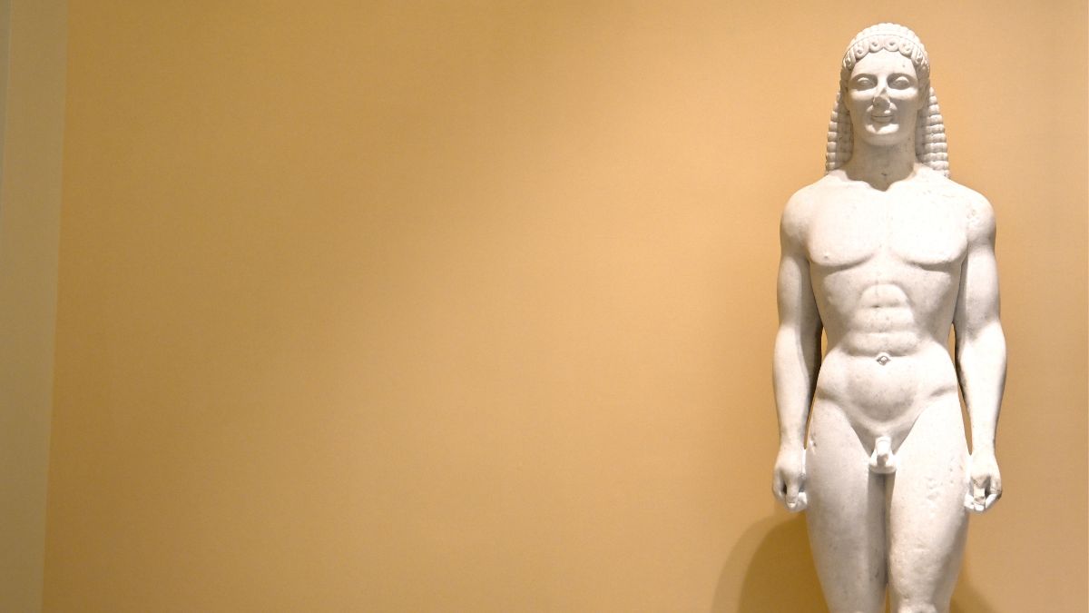 Classical white marble statue displayed in the premium gallery space at Museo Houston.