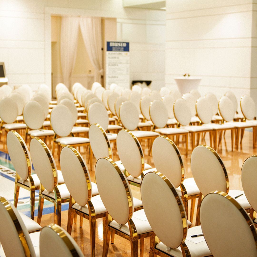 Elegant rows of gold chairs set up for a Science in Context lecture at Museo Houston.