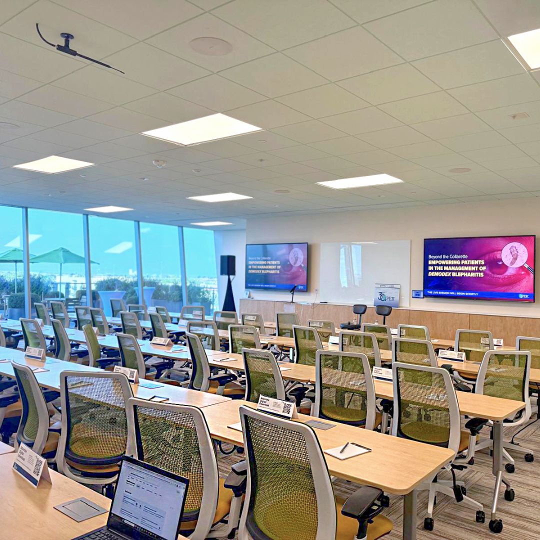 Modern conference and training room fully equipped with screens and ergonomic seating for medical symposiums at Museo Institute.